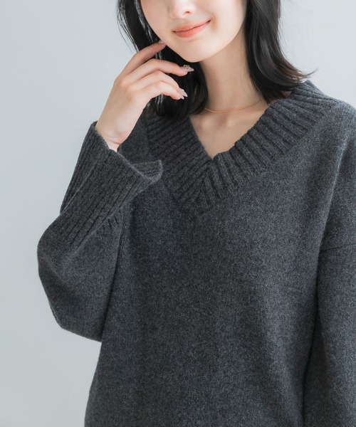 URBAN RESEARCH ROSSO WOMEN(アーバンリサーチ ロッソ)の「『WEB/一部店舗限定』エクストラファインVネックニット(ニット/セーター・レディース・チャコールグレー/オフホワイト/ブルー系その他・FREE)」の11枚目の写真