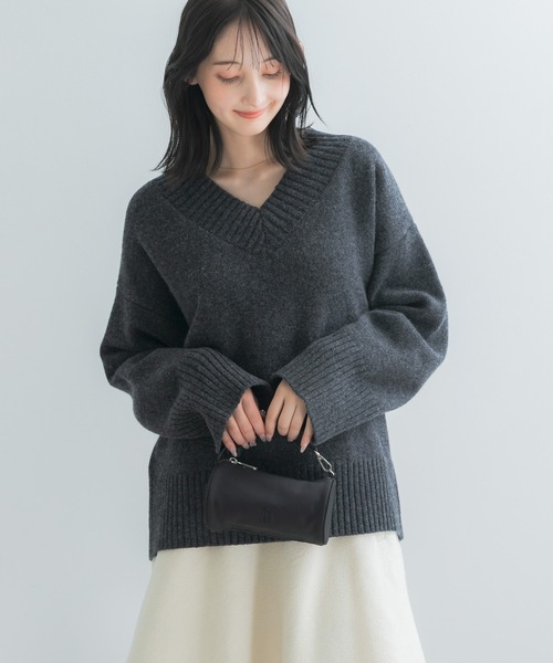 URBAN RESEARCH ROSSO WOMEN(アーバンリサーチ ロッソ)の「『WEB/一部店舗限定』エクストラファインVネックニット(ニット/セーター・レディース・チャコールグレー/オフホワイト/ブルー系その他・FREE)」の12枚目の写真