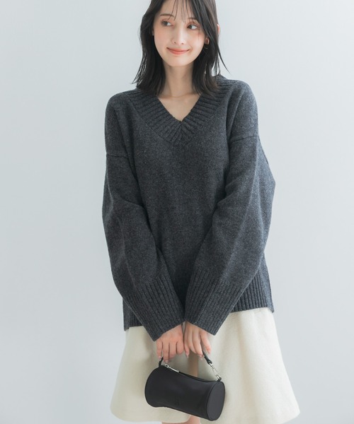 URBAN RESEARCH ROSSO WOMEN(アーバンリサーチ ロッソ)の「『WEB/一部店舗限定』エクストラファインVネックニット(ニット/セーター・レディース・チャコールグレー/オフホワイト/ブルー系その他・FREE)」の13枚目の写真
