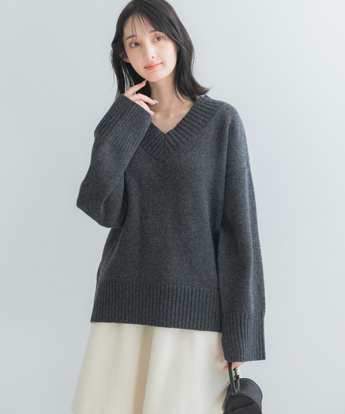 URBAN RESEARCH ROSSO WOMEN(アーバンリサーチ ロッソ)の「『WEB/一部店舗限定』エクストラファインVネックニット(ニット/セーター・レディース・チャコールグレー/オフホワイト/ブルー系その他・FREE)」の14枚目の写真