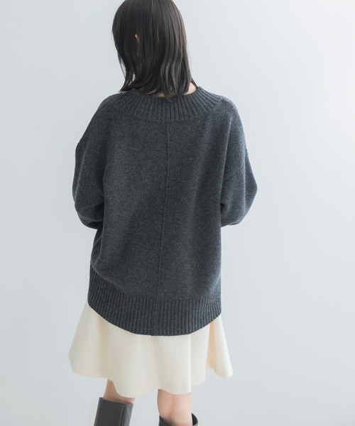 URBAN RESEARCH ROSSO WOMEN(アーバンリサーチ ロッソ)の「『WEB/一部店舗限定』エクストラファインVネックニット(ニット/セーター・レディース・チャコールグレー/オフホワイト/ブルー系その他・FREE)」の15枚目の写真
