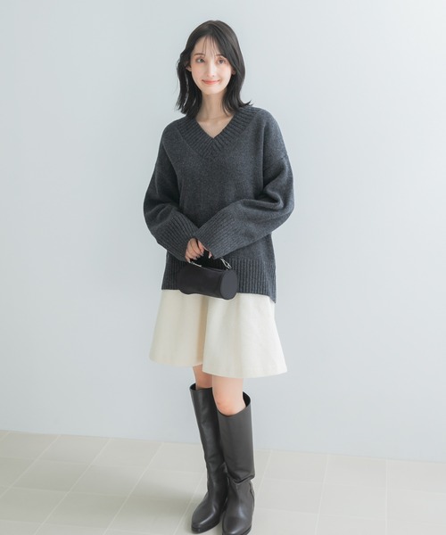 URBAN RESEARCH ROSSO WOMEN(アーバンリサーチ ロッソ)の「『WEB/一部店舗限定』エクストラファインVネックニット(ニット/セーター・レディース・チャコールグレー/オフホワイト/ブルー系その他・FREE)」の16枚目の写真