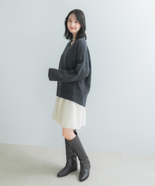 URBAN RESEARCH ROSSO WOMEN(アーバンリサーチ ロッソ)の「『WEB/一部店舗限定』エクストラファインVネックニット(ニット/セーター・レディース・チャコールグレー/オフホワイト/ブルー系その他・FREE)」の17枚目の写真