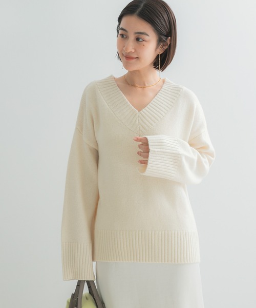 URBAN RESEARCH ROSSO WOMEN(アーバンリサーチ ロッソ)の「『WEB/一部店舗限定』エクストラファインVネックニット(ニット/セーター・レディース・チャコールグレー/オフホワイト/ブルー系その他・FREE)」の18枚目の写真