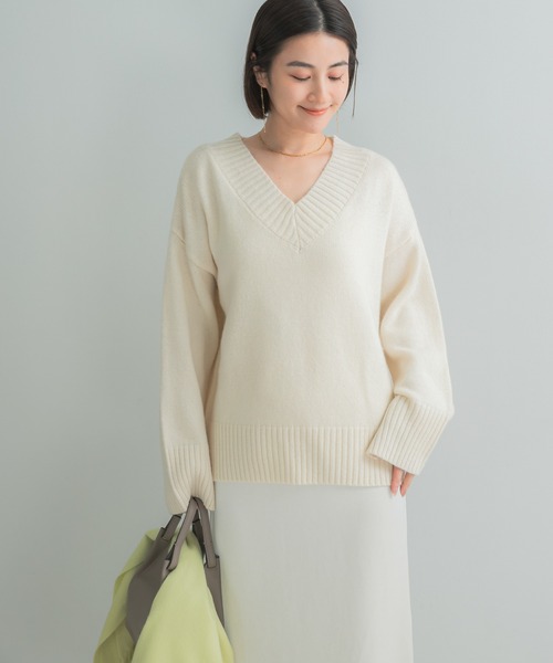 URBAN RESEARCH ROSSO WOMEN(アーバンリサーチ ロッソ)の「『WEB/一部店舗限定』エクストラファインVネックニット(ニット/セーター・レディース・チャコールグレー/オフホワイト/ブルー系その他・FREE)」の19枚目の写真