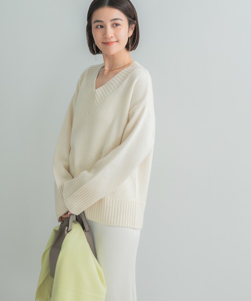 URBAN RESEARCH ROSSO WOMEN(アーバンリサーチ ロッソ)の「『WEB/一部店舗限定』エクストラファインVネックニット(ニット/セーター・レディース・チャコールグレー/オフホワイト/ブルー系その他・FREE)」の20枚目の写真