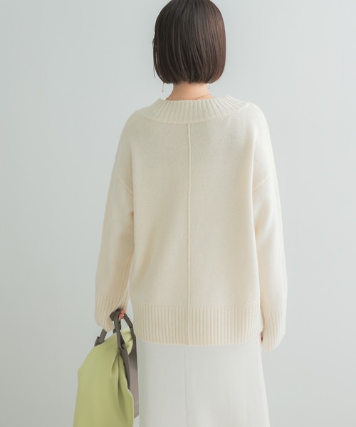 URBAN RESEARCH ROSSO WOMEN(アーバンリサーチ ロッソ)の「『WEB/一部店舗限定』エクストラファインVネックニット(ニット/セーター・レディース・チャコールグレー/オフホワイト/ブルー系その他・FREE)」の21枚目の写真