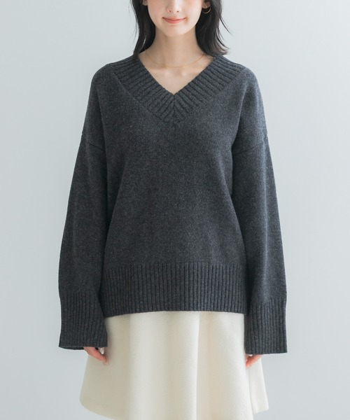 URBAN RESEARCH ROSSO WOMEN(アーバンリサーチ ロッソ)の「『WEB/一部店舗限定』エクストラファインVネックニット(ニット/セーター・レディース・チャコールグレー/オフホワイト/ブルー系その他・FREE)」の22枚目の写真