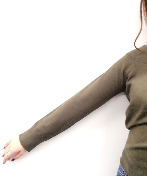 archives（アルシーヴ）の「オフショルプルオーバー（ニット/セーター・レディース・ブラック/カーキ/ワイン/オフホワイト/グレー/ピンク・MEDIUM）」の8枚目の写真