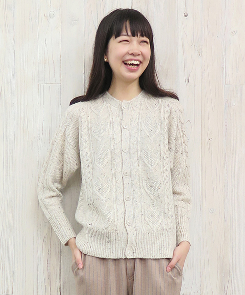 Ne-net（ネネット）の「S トリケーブルニット（カーディガン/ボレロ・レディース・オフホワイト/チャコールグレー/オレンジ・02/03）」の2枚目の写真