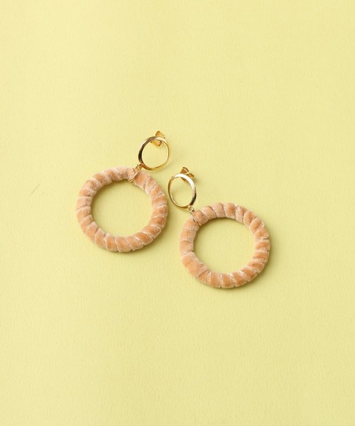 Fone(エフワン)の「Fone ベロアサークル ピアス(ピアス(両耳用)・レディース・ブラック/ベージュ/ピンク・ONE SIZE)」の2枚目の写真