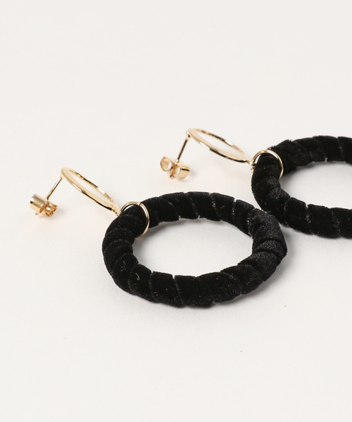 Fone(エフワン)の「Fone ベロアサークル ピアス(ピアス(両耳用)・レディース・ブラック/ベージュ/ピンク・ONE SIZE)」の4枚目の写真