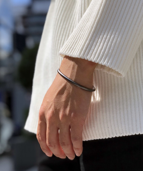 STUDIOUS(ステュディオス)の「【STUDIOUS】スムースラウンドカットバングル(バングル/リストバンド・メンズ・ブラック/シルバー/ゴールド・FREE)」の2枚目の写真