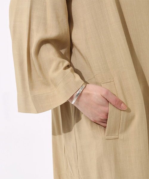 AZUL by moussy（アズールバイマウジー）の「ノーカラーロングガウン（カーディガン/ボレロ・レディース・ベージュ/ネイビー・MEDIUM/SMALL）」の10枚目の写真