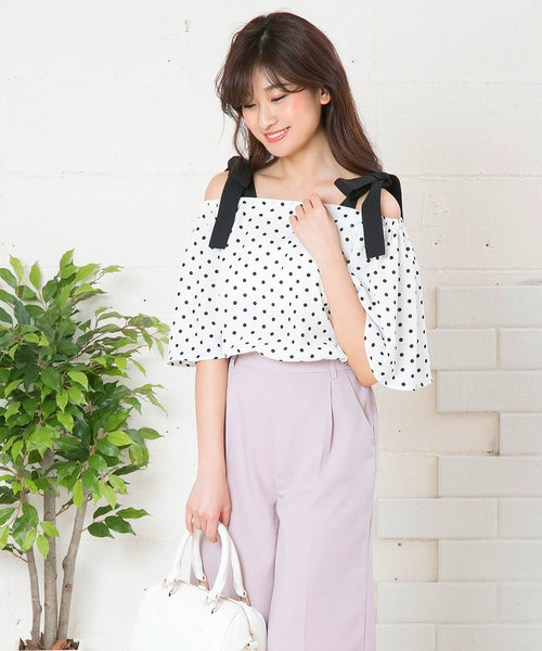 KOBE LETTUCE（コウベレタス）の「オープンショルダーデザインフレアスリーブブラウス（その他トップス・レディース・イエロー/ドット/チェック/オフホワイト/ブルー系その他2/ブルー系その他/ブラック・FREE）」の6枚目の写真