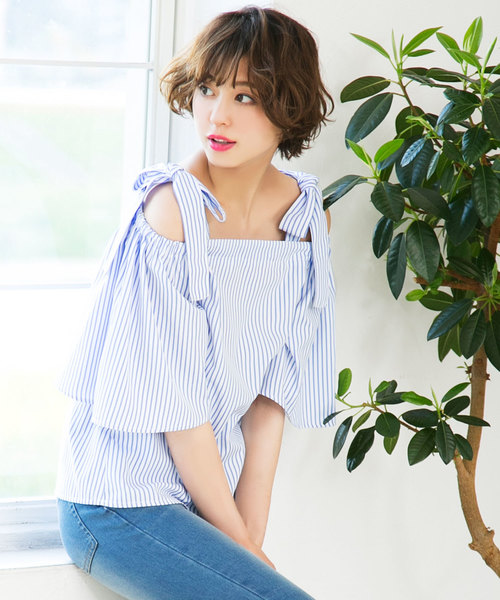 KOBE LETTUCE（コウベレタス）の「オープンショルダーデザインフレアスリーブブラウス（その他トップス・レディース・イエロー/ドット/チェック/オフホワイト/ブルー系その他2/ブルー系その他/ブラック・FREE）」の4枚目の写真