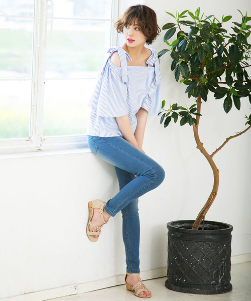 KOBE LETTUCE（コウベレタス）の「オープンショルダーデザインフレアスリーブブラウス（その他トップス・レディース・イエロー/ドット/チェック/オフホワイト/ブルー系その他2/ブルー系その他/ブラック・FREE）」の8枚目の写真