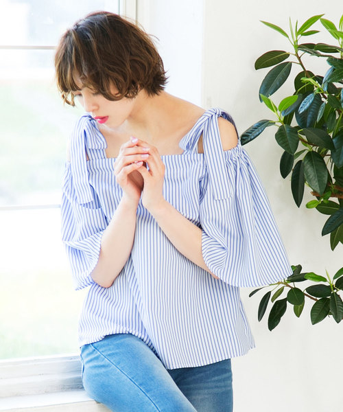 KOBE LETTUCE（コウベレタス）の「オープンショルダーデザインフレアスリーブブラウス（その他トップス・レディース・イエロー/ドット/チェック/オフホワイト/ブルー系その他2/ブルー系その他/ブラック・FREE）」の9枚目の写真