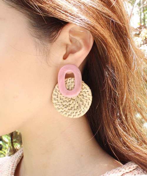 MODE ROBE（モードローブ）の「マーブルラタン ピアス（ピアス（両耳用）・レディース・ベージュ/ピンク・FREE）」の2枚目の写真