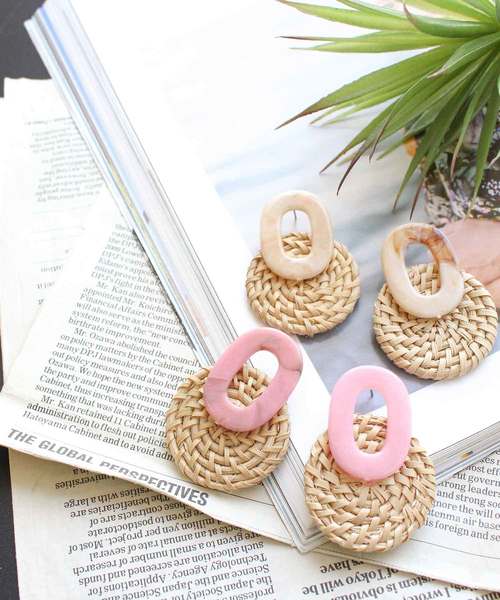 MODE ROBE（モードローブ）の「マーブルラタン ピアス（ピアス（両耳用）・レディース・ベージュ/ピンク・FREE）」の3枚目の写真