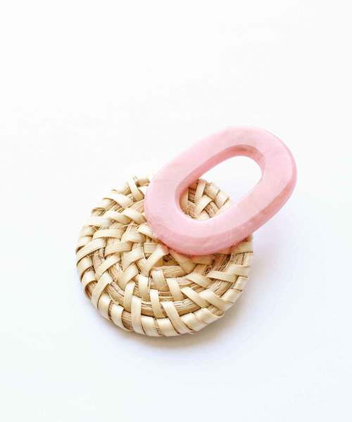 MODE ROBE（モードローブ）の「マーブルラタン ピアス（ピアス（両耳用）・レディース・ベージュ/ピンク・FREE）」の4枚目の写真