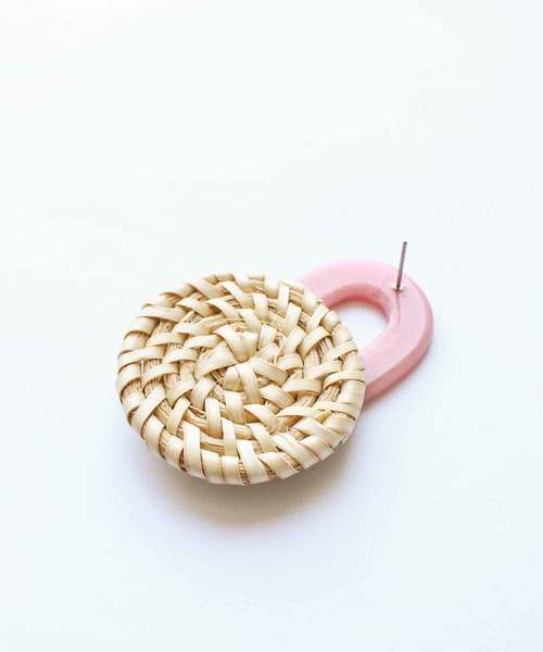 MODE ROBE（モードローブ）の「マーブルラタン ピアス（ピアス（両耳用）・レディース・ベージュ/ピンク・FREE）」の5枚目の写真