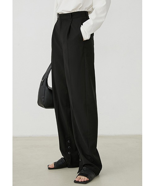 Fano Studios（ファノ ストゥディオズ）の「【Fano Studios】ストレートシルエット 裾スリットタック入りスラックス FQ20K021（スラックス・レディース・ブラック・S/M/L）」の3枚目の写真