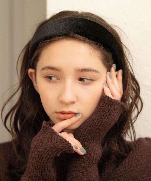 flowriri（フロウリリ）の「flowriri ベロアカチューシャ（カチューシャ・レディース・ブラック/ブラウン・FREE）」の2枚目の写真