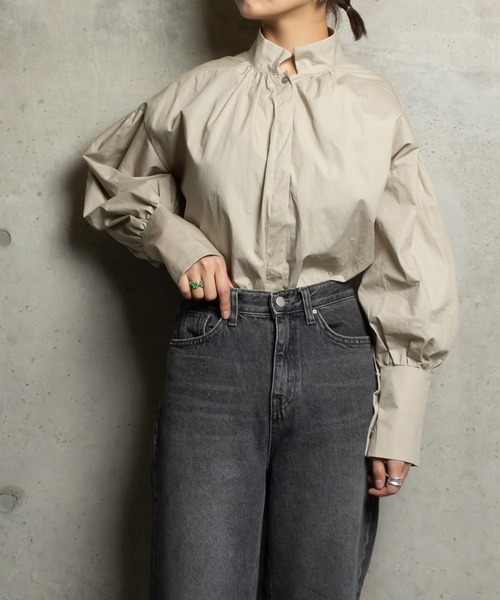 me+em select（ミームセレクト）の「スタンドカラーギャザーボリュームシャツ（シャツ/ブラウス・レディース・ホワイト/ベージュ・FREE）」の2枚目の写真