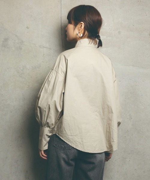 me+em select（ミームセレクト）の「スタンドカラーギャザーボリュームシャツ（シャツ/ブラウス・レディース・ホワイト/ベージュ・FREE）」の7枚目の写真