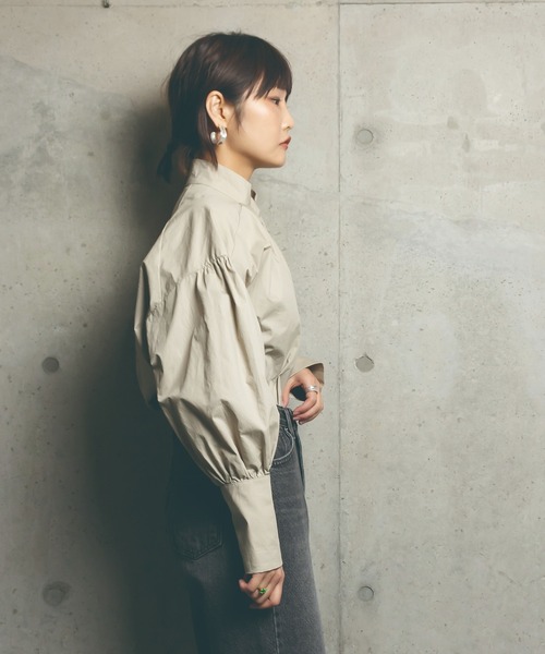 me+em select（ミームセレクト）の「スタンドカラーギャザーボリュームシャツ（シャツ/ブラウス・レディース・ホワイト/ベージュ・FREE）」の6枚目の写真