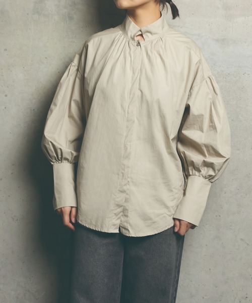 me+em select（ミームセレクト）の「スタンドカラーギャザーボリュームシャツ（シャツ/ブラウス・レディース・ホワイト/ベージュ・FREE）」の5枚目の写真