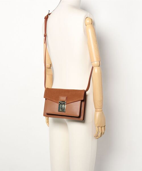 Ted Baker（テッドベーカー）の「KAYLEAS ラゲッジロック クロスボディバッグ スクエアショルダー（ショルダーバッグ・レディース・ブラウン・O/S）」の2枚目の写真