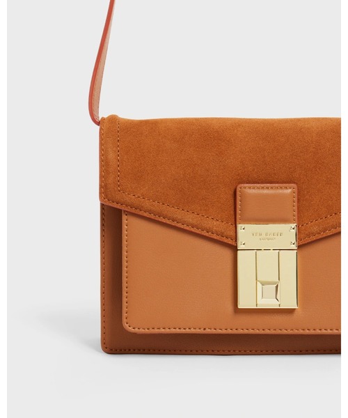 Ted Baker（テッドベーカー）の「KAYLEAS ラゲッジロック クロスボディバッグ スクエアショルダー（ショルダーバッグ・レディース・ブラウン・O/S）」の7枚目の写真