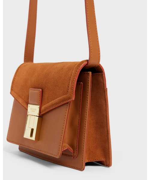 Ted Baker（テッドベーカー）の「KAYLEAS ラゲッジロック クロスボディバッグ スクエアショルダー（ショルダーバッグ・レディース・ブラウン・O/S）」の8枚目の写真