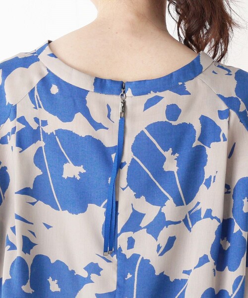 Modify（モディファイ）の「◆デイジーフラワープリントブラウス（シャツ/ブラウス・レディース・ダークブラウン系/ベージュ系/ブルー系・40/42）」の10枚目の写真