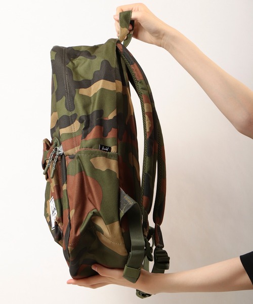 Herschel Supply（ハーシェルサプライ）の「Herschel Supply バックパック15PC収納 30L（バックパック/リュック・メンズ・ブラック/ネイビー/カーキ/マルチ/カモフラージュ/ブラック系その他/グリーン・FREE）」の16枚目の写真