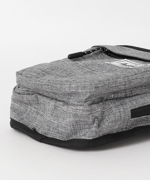 Herschel Supply（ハーシェルサプライ）の「Herschel Supply/ハーシェル FORM LARGE ショルダーバッグ 9114131（ショルダーバッグ・メンズ・グレー・FREE）」の3枚目の写真