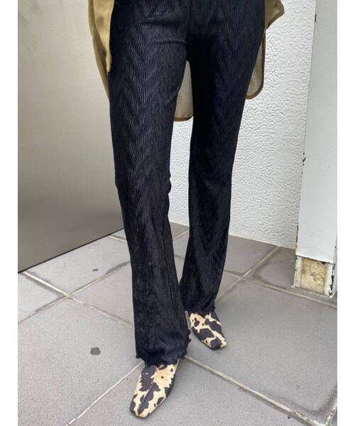 EMODA(エモダ)の「グロスフィットプリーツフレアパンツ(その他パンツ・レディース・ミント/イエロー/ブラウン/ブラック・FREE)」の2枚目の写真