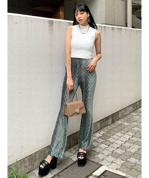 EMODA(エモダ)の「グロスフィットプリーツフレアパンツ(その他パンツ・レディース・ミント/イエロー/ブラウン/ブラック・FREE)」の10枚目の写真