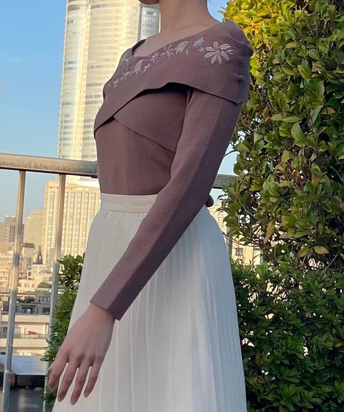 NOELA(ノエラ)の「フラワー刺繍クロスニット(ニット/セーター・レディース・ブラウン/オフホワイト/ピンク・フリー)」の1枚目の写真