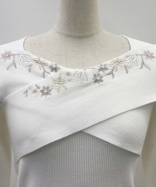 NOELA(ノエラ)の「フラワー刺繍クロスニット(ニット/セーター・レディース・ブラウン/オフホワイト/ピンク・フリー)」の4枚目の写真