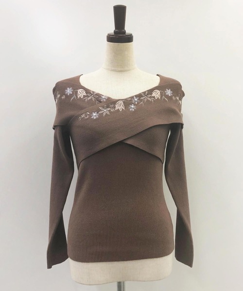 NOELA(ノエラ)の「フラワー刺繍クロスニット(ニット/セーター・レディース・ブラウン/オフホワイト/ピンク・フリー)」の7枚目の写真