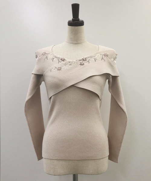 NOELA(ノエラ)の「フラワー刺繍クロスニット(ニット/セーター・レディース・ブラウン/オフホワイト/ピンク・フリー)」の8枚目の写真