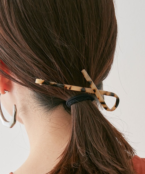 VIS（ビス）の「留めるだけで華やかに。リボンヘアピン（バレッタ/ヘアクリップ・レディース・ブラック系その他/ベージュ系その他・FREE）」の2枚目の写真