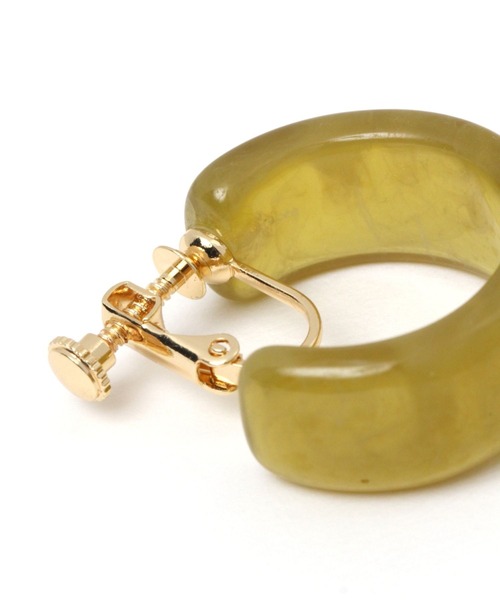 LAKOLE（ラコレ）の「べっ甲フープイヤリング / 269748（イヤリング・レディース・ブラウン/オフホワイト/グリーン・FREE）」の4枚目の写真