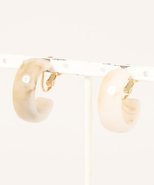 LAKOLE（ラコレ）の「べっ甲フープイヤリング / 269748（イヤリング・レディース・ブラウン/オフホワイト/グリーン・FREE）」の6枚目の写真