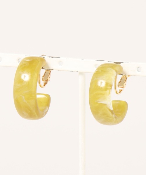 LAKOLE（ラコレ）の「べっ甲フープイヤリング / 269748（イヤリング・レディース・ブラウン/オフホワイト/グリーン・FREE）」の7枚目の写真