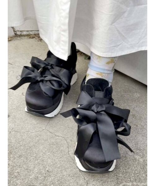 merry jenny（メリージェニー）の「リボンスニーカー（スニーカー・レディース・アイボリー/ブラック・MEDIUM/LARGE/SMALL）」の2枚目の写真