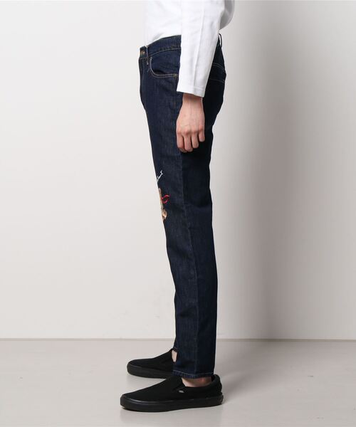 KARL HELMUT(カールヘルム)LL デニムパンツ KARL HELMUT（カールヘルム）の「フラワーカールくん刺繍デニムパンツ